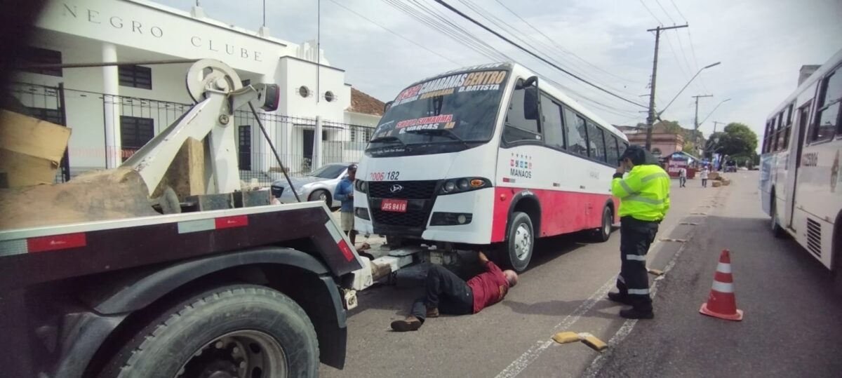 Veículo, que fazia o transporte executivo de passageiros, foi apreendido e levado ao pátio do órgão (Foto: Álisson Castro/IMMU)